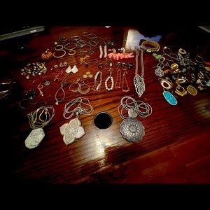 Lot of over 100 pieces of costume jewelry. Necklaces, rings, earrings ect.